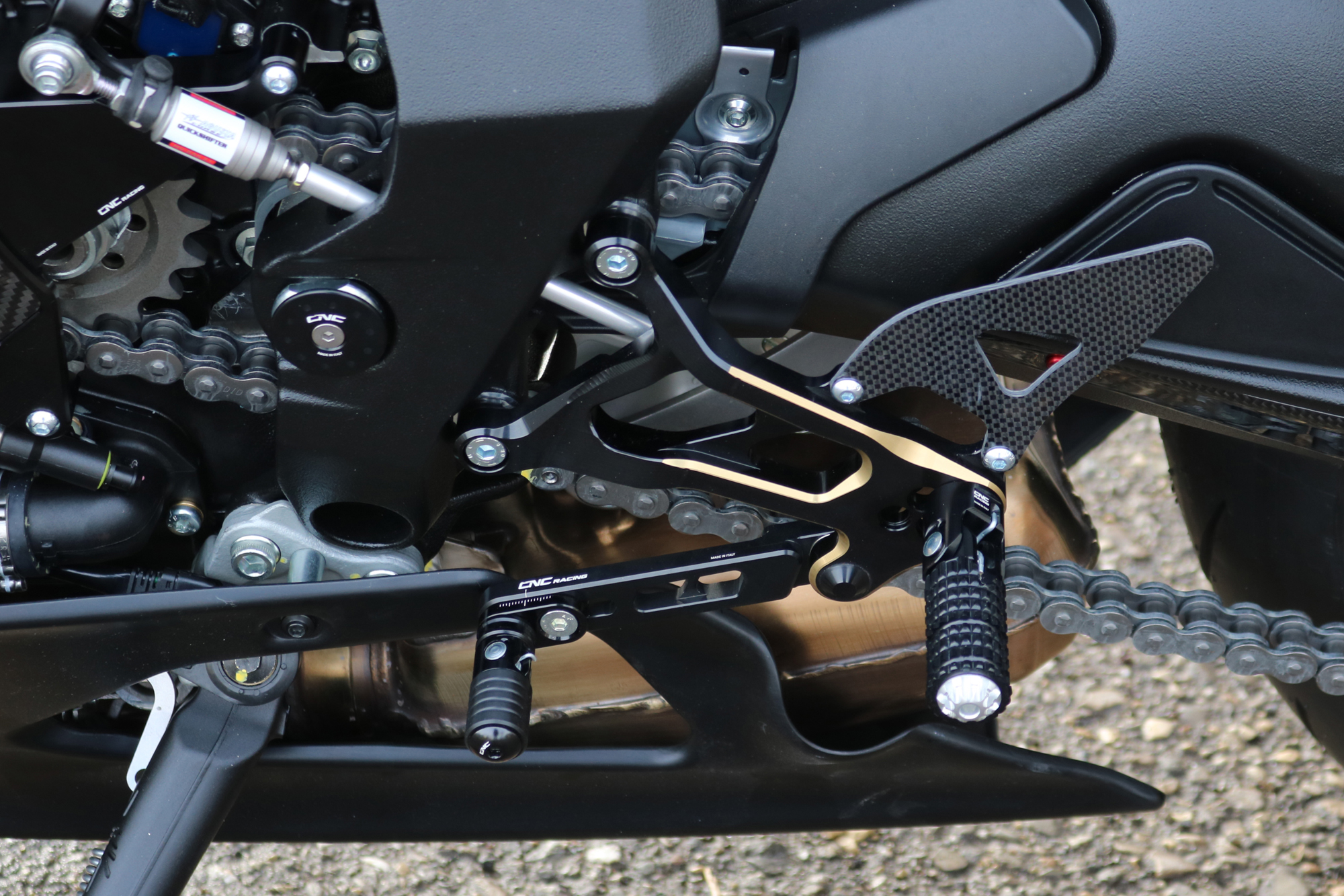 Pedane regolabili bicolor CNC Racing per MV AGUSTA F3 675 2017-2020