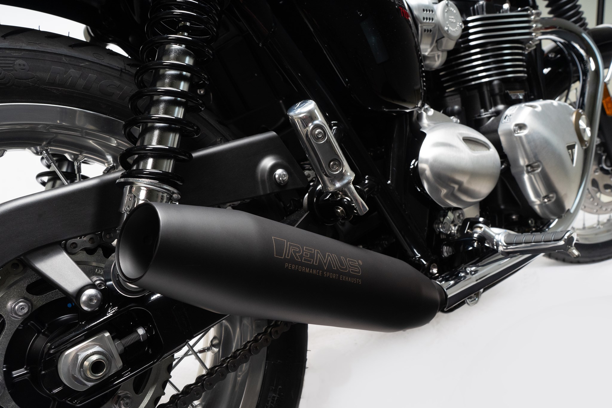 Coppia silenziatori Remus Custom acciaio nero omologati per TRIUMPH BONNEVILLE T120 2025