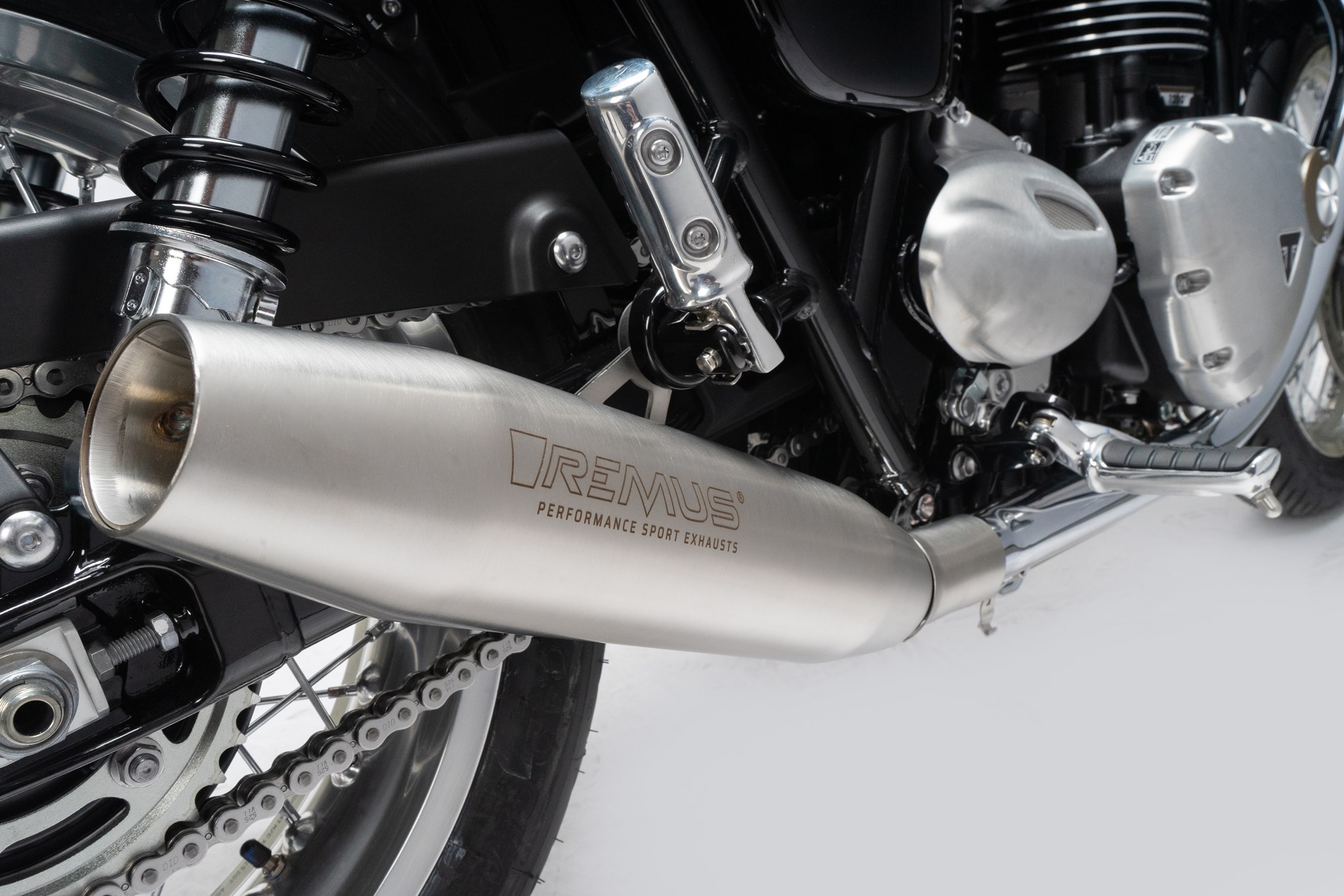 Coppia silenziatori Remus Custom acciaio satinato omologati per TRIUMPH BONNEVILLE T120 2025